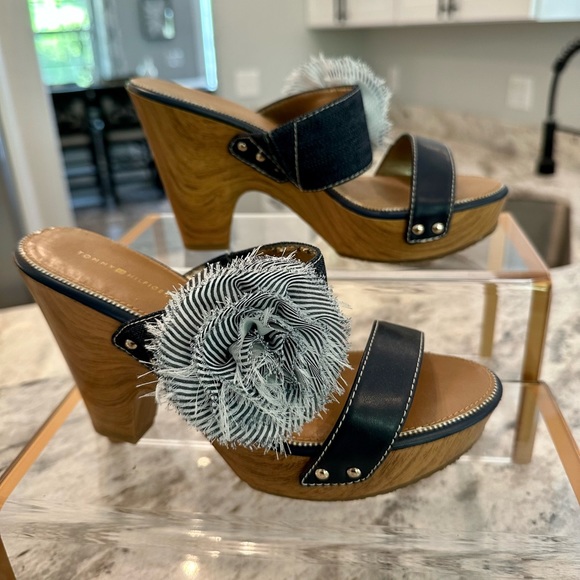 Tommy Hilfiger Blue leather strap with Fabric Flower - Picture 2 of 9